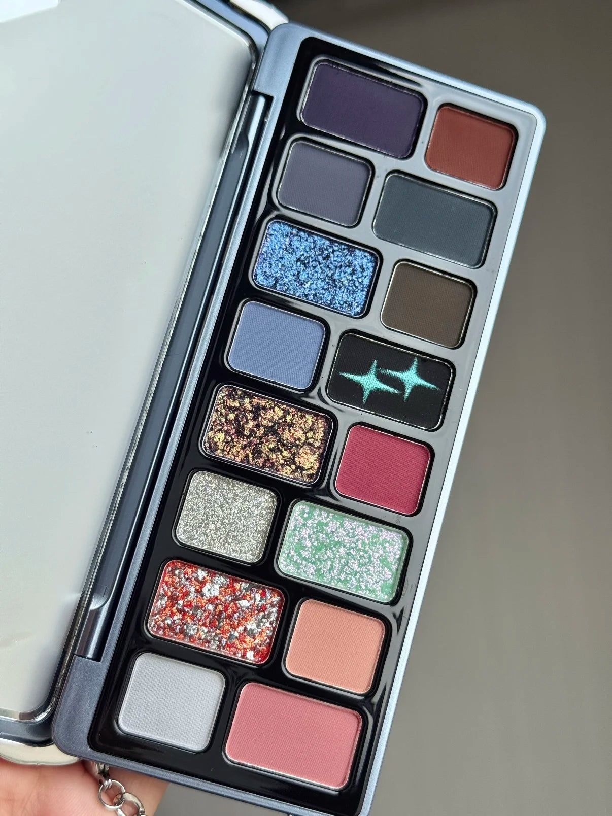 Cheeryep 16-Color Eyeshadow Palette – Glitter, Matte & Pearlescent