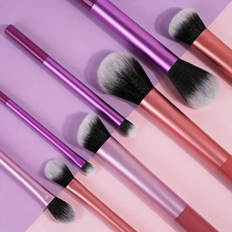 Set of 8 soft synthetic makeup brushes