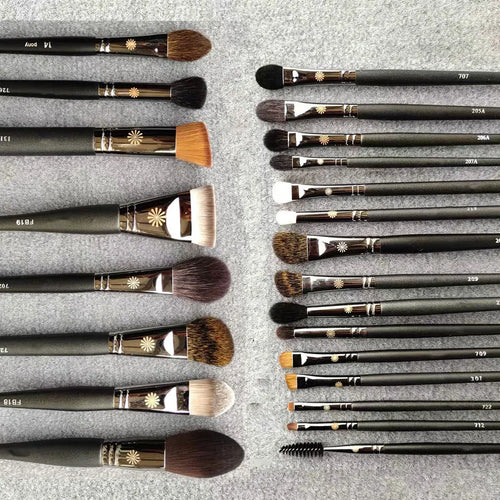 Set of 23 makeup brushes